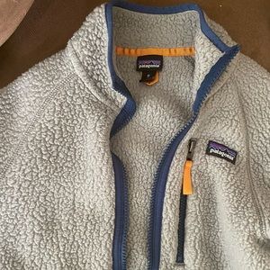 Patagonia unisex fleece kids size 10. Jacket is in great condition